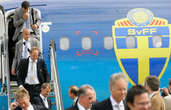 图文-瑞典国家队抵达德国机场拉尔森走下飞机