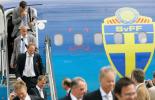 图文-瑞典国家队抵达德国机场拉尔森走下飞机