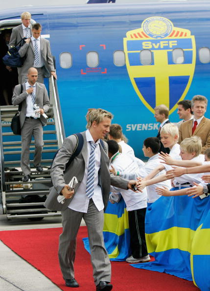 图文-瑞典国家队抵达德国机场 埃德曼与球迷握