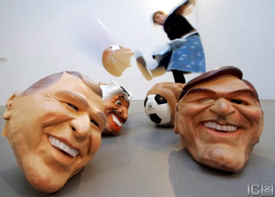 图文-艺术大师创造世界杯作品 人头像都成了足