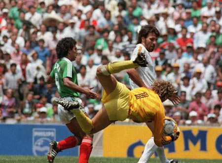 图文-86世界杯墨西哥首战比利时 普法夫奋力扑