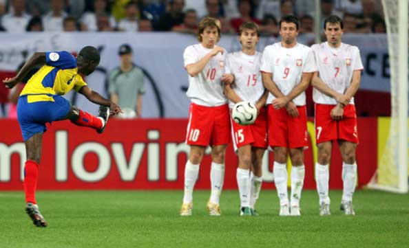 图文-[世界杯]波兰0-2厄瓜多尔 重炮前人墙表情