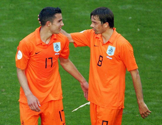 图文-[世界杯]荷兰1-0塞黑 科库与范佩西庆祝首