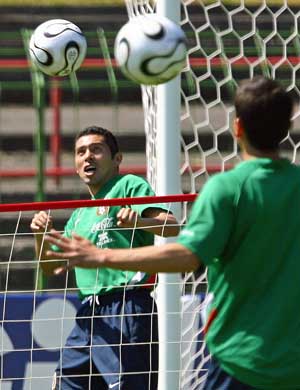 图文-墨西哥国家队积极训练 莫拉莱斯与科罗纳