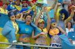图文-乌克兰球迷喜迎首战热情的露脐装美女