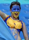 图文-乌克兰球迷喜迎首战女球迷张开玉嘴呐喊