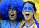 图文-乌克兰球迷喜迎首战蓝魔鬼组合长嘴吼叫