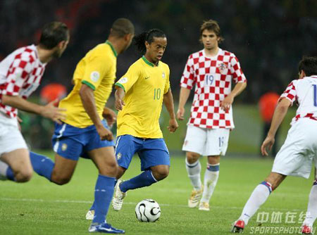 图文-[世界杯]巴西1-0克罗地亚 小罗表演众人观