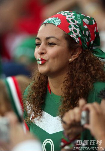 图文-墨西哥球迷为球队加油 为球队献上国旗之