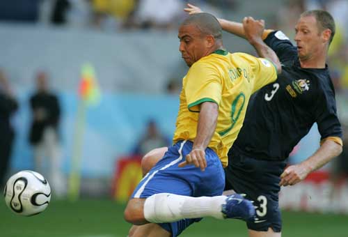 图文-[世界杯]巴西vs澳大利亚 罗纳尔多射门瞬间