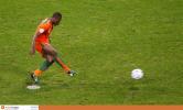 图文-[世界杯]科特迪瓦3-2塞黑丁达尼点球瞬间