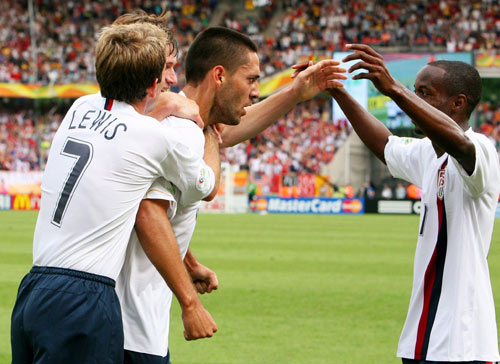 图文-[世界杯]加纳2-1美国 美国扳平比分而庆祝