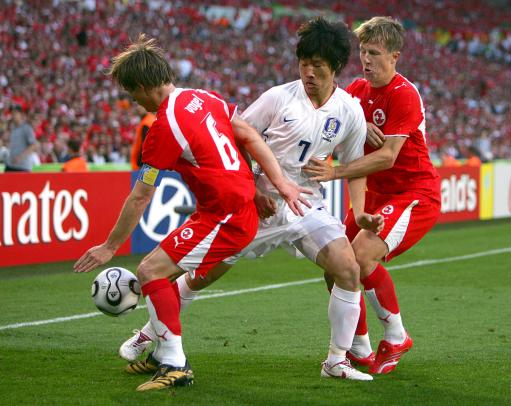 图文-[世界杯]瑞士2-0韩国 朴智星以一敌二_图