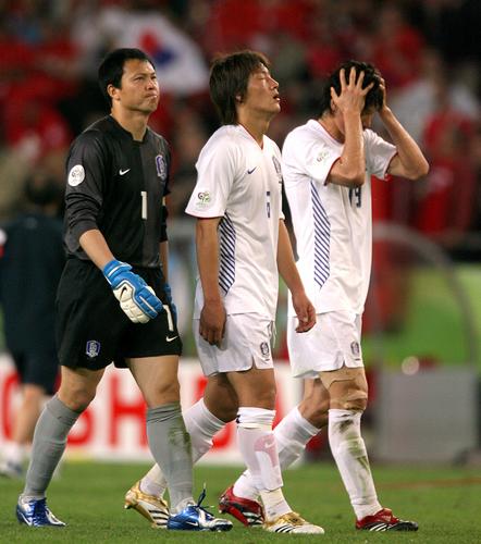 图文-[世界杯]瑞士2-0韩国 韩国队队员失望离场