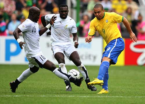 图文-[世界杯]巴西vs加纳 罗纳尔多射门以一敌二