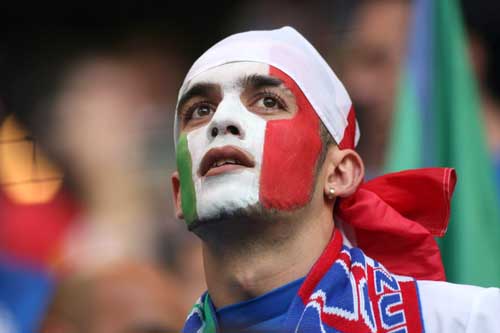 图文-[世界杯]意大利vs乌克兰 意大利球迷国旗脸