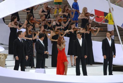 图文-德国世界杯闭幕式演出 歌手演唱主题曲_