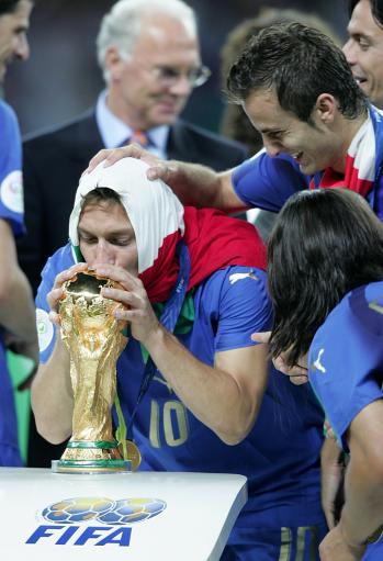 图文-德国世界杯意大利队夺冠 托蒂提前亲吻金