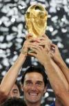 图文-[世界杯]意大利6-4法国托尼举起冠军奖杯