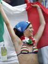 图文-意大利球迷现场助威比基尼美女身披国旗