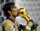 图文-意大利队夺得世界杯冠军布冯亲吻“大力神”杯