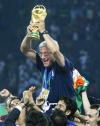 图文-意大利队夺得世界杯冠军里皮高举金杯