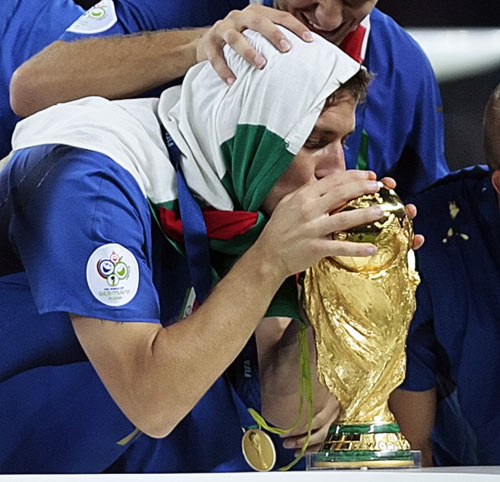 图文-意大利队夺得世界杯冠军 托蒂亲吻大力神