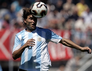 利物浦宣布签下阿根廷后卫贝尼特斯他像阿亚拉