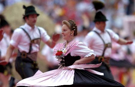 图文-第18届世界杯足球赛开幕 传统服装舞者群