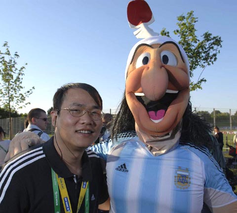 图文-马德兴报道德国世界杯 与阿根廷队吉祥鸟
