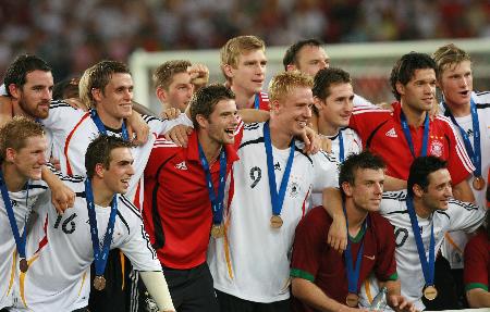 图文-德国3-1葡萄牙获世界杯第三 德国队队员合