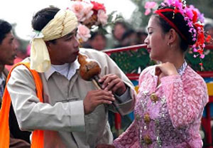 傣族:大部聚居西双版纳 近年因 泼水节 举世闻名