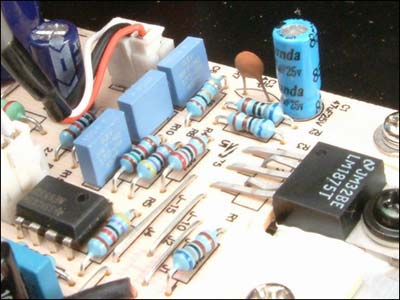 多数采用接插件处理内部接线   a6采用的是松下电子的lm1875t运放