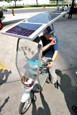 七旬老人自制太阳能自行车 可行驶约30公里_科