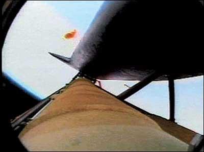 发现号重返太空突发意外航天飞机被碎片击中