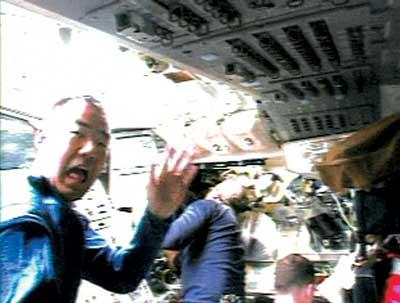 发现号重返太空突发意外航天飞机被碎片击中