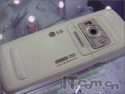 LG时尚40和弦拍照手机G822仅售1580元(图)