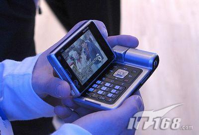 CeBIT大展诺基亚首款移动电视手机N92
