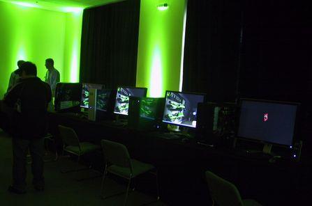 性能最强NVIDIA在CeBIT06展示四卡SLI系统