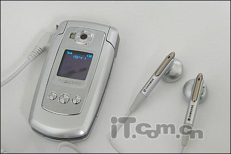 三星翻盖音乐手机E770现货价仅1999_手机