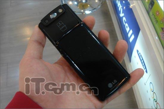 经典滑盖LG超薄KG90巧克力手机激情现身