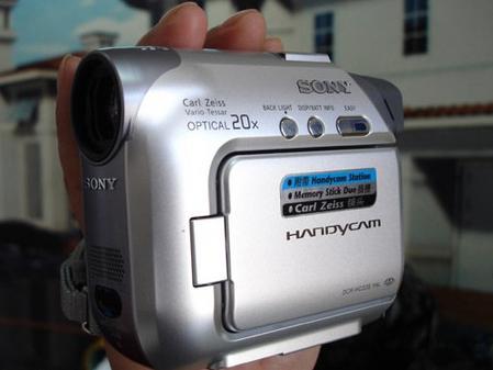 20倍光学变焦索尼摄像机HC33E降价