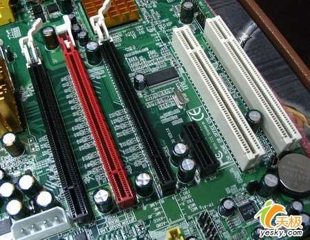PCI-E显卡插槽竟有三根975X主板不足千
