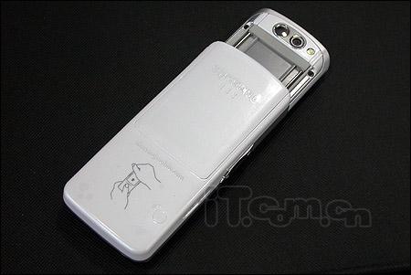 三星超薄滑盖手机D528白色版售2450_手机