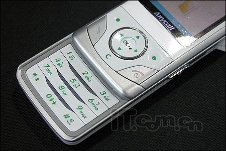 三星超薄滑盖手机D528白色版售2450
