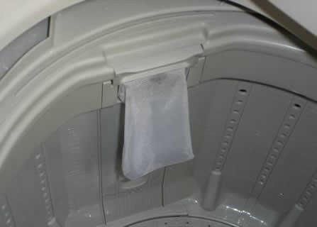 滚筒洗衣机,所以在洗涤过程中难免有各种衣物纤维脱落,所以内桶过滤网