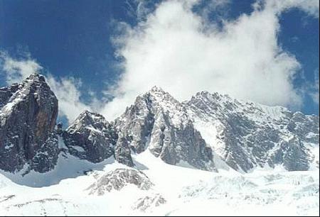 唐朝南诏国异牟寻时代,南诏国主异牟寻封岳拜山,曾封赠玉龙雪山为北岳