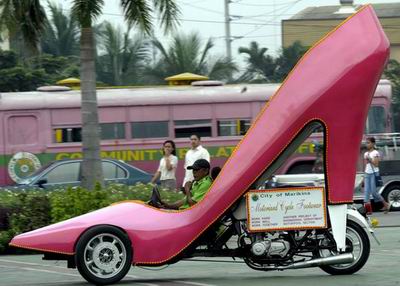 组图:菲律宾一辆装扮成女士高跟鞋的摩托车-世