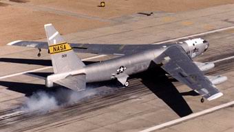 美国宇航局空中航母b-52轰炸机即将退役(图)