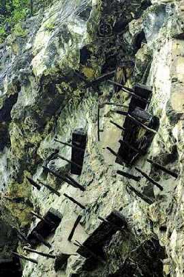 科技时代_重庆小三峡千年悬棺、古栈道之谜至今难解开